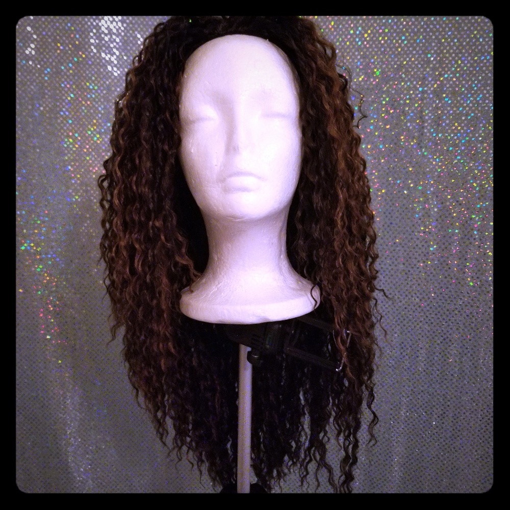 Synthetic wavy wig